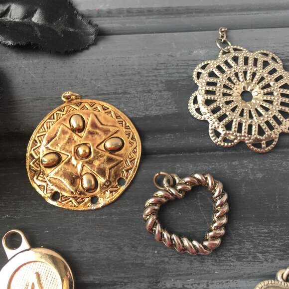 Lot of Silver and Gold Pendant Charms - Picture 5 of 10